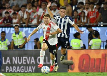 Una acción del partido entre River y Talleres en Asunción.