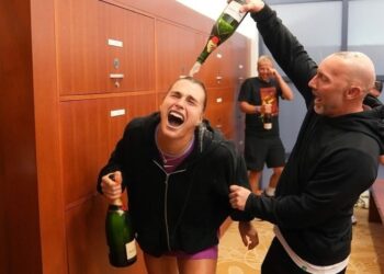 Aryna Sabalenka en un festejo anterior con champagne de por medio.