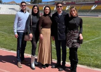 Paulo Folster (vestido todo de negro a la derecha) posa con sus familiares en el Jesús Bermúdez.