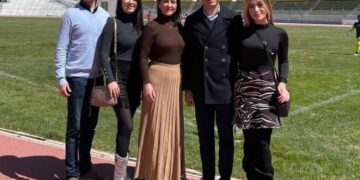 Paulo Folster (vestido todo de negro a la derecha) posa con sus familiares en el Jesús Bermúdez.