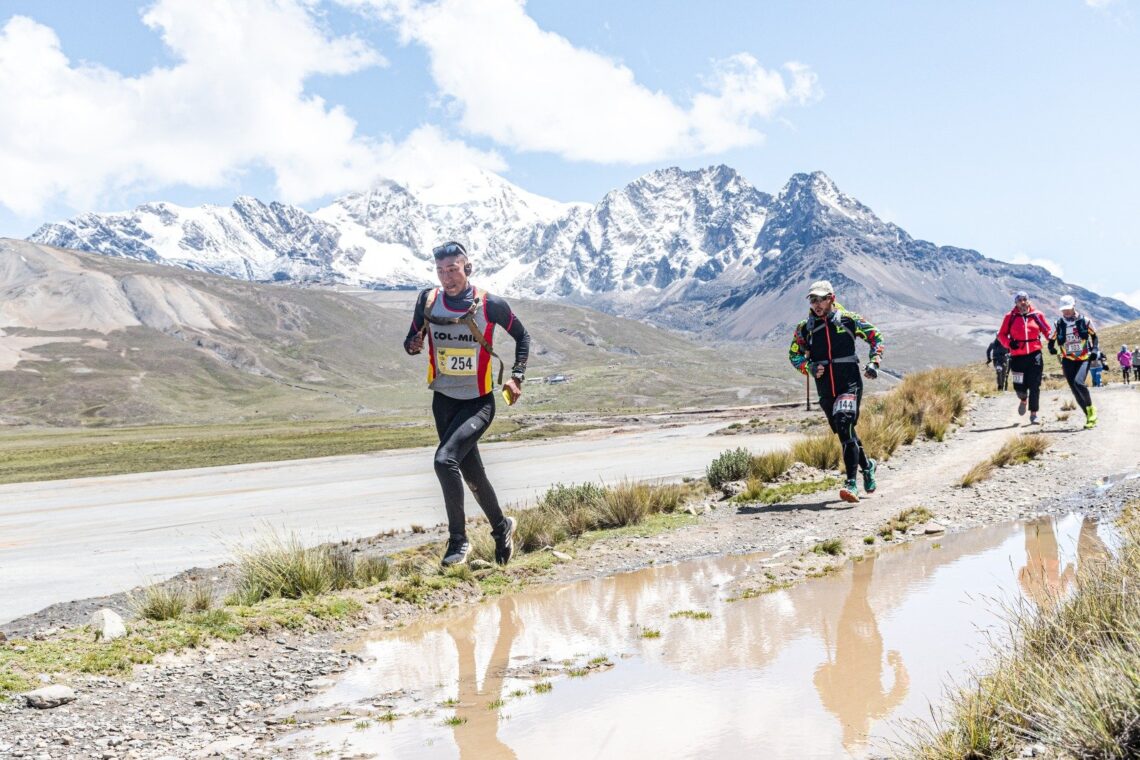 Un grupo de atletas en plena carrera a campo traviesa.