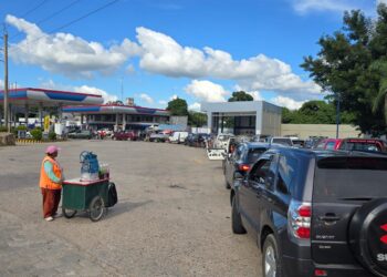 Colas por combustibles en la capital cruceña