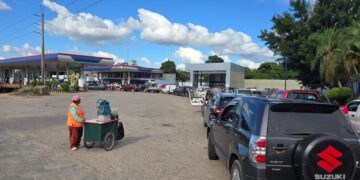 Colas por combustibles en la capital cruceña