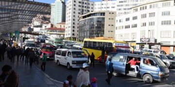 Choferes insisten en un incremento de pasajes. Foto: Archivo La Razón.