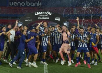 Los jugadores de Talleres de Córdoba celebran en la 'Olla azulgrana'.