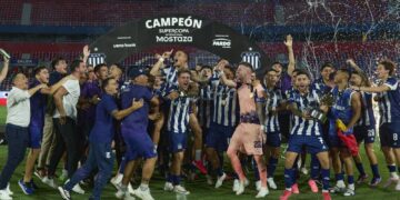 Los jugadores de Talleres de Córdoba celebran en la 'Olla azulgrana'.