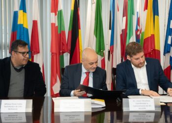 Representantes de YLB y de la Unión Europea en la firma de un memorándum de entendimiento.