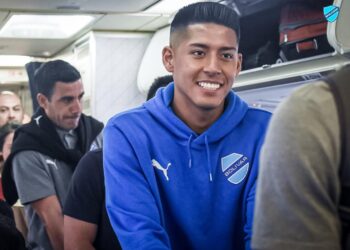 Ramiro Vaca en el avión que trasladó a Bolívar a Cochabamba.
