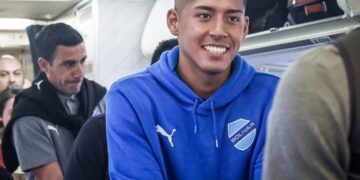Ramiro Vaca en el avión que trasladó a Bolívar a Cochabamba.
