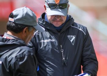 Jaime Jemio junto a Eduardo Villegas del cuerpo técnico de Always.