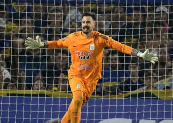 El guardameta boliviano Guillermo Viscarra festeja la clasificación de Alianza Lima