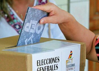 Una persona emitiendo su voto en un proceso electoral anterior. Foto: Archivo.