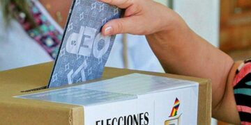 Una persona emitiendo su voto en un proceso electoral anterior. Foto: Archivo.