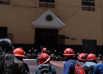 Los fabriles protestan en el Ministerio de Trabajo.