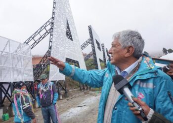 El alcalde, Iván Arias, "ch´alló un letrero en Cotahuma.