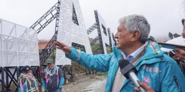El alcalde, Iván Arias, "ch´alló un letrero en Cotahuma.