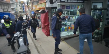 Vecinos comerciantes y la Alcaldía realizan el reordenamiento en la calle Eloy Salmón.