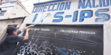 Sectores afines a Evo Morales quitan la sigla del MAS del inmueble en disputa.