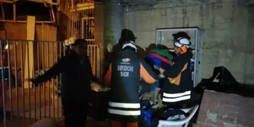 Personal de la Alcaldía ayuda en la evacuación de familias en la avenida Francisco Bedregal.