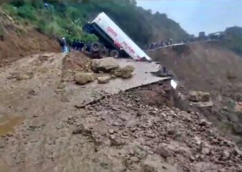 El camión cisterna afectado por el estado de la carretera.