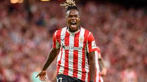 Nico Williams grita uno de sis goles en el cotejo ante los romanos.