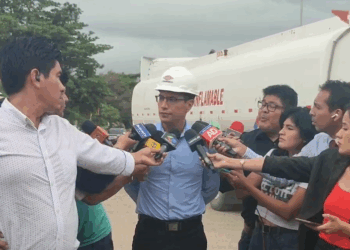 El vicepresidente de Operaciones de YPFB, Ariel Mointaño, informa la descarga de carburantes.