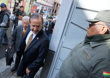 El expresidente Jorque Quiroga llega a la audiencia del juicio oral al Tribunal Departamental de Justicia de La Paz.