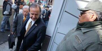 El expresidente Jorque Quiroga llega a la audiencia del juicio oral al Tribunal Departamental de Justicia de La Paz.