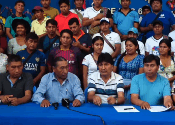 Firma de acuerdo entre el FPV y Evo Morales.