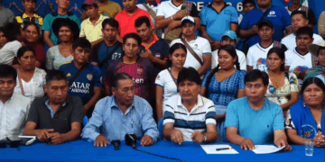 Firma de acuerdo entre el FPV y Evo Morales.