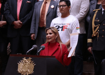 Jeanine Áñez en conferencia de prensa.