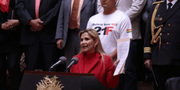 Jeanine Áñez en conferencia de prensa.