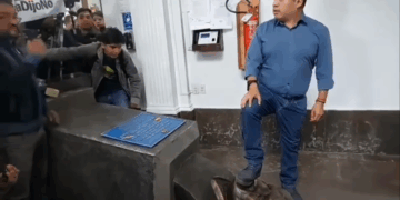 El diputado Alberto AStorga pisa un busto de Evo Morales.