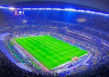 Un estadio Azteca abarrotado.