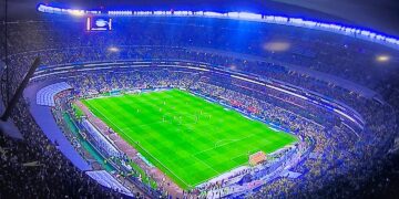 Un estadio Azteca abarrotado.