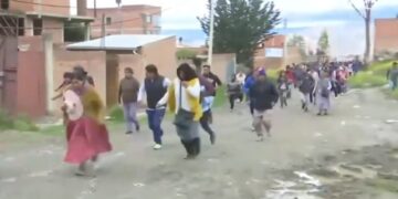 Vecinos rompieron los cercos e ingresaron a sus viviendas para rescatar sus pertenencias.