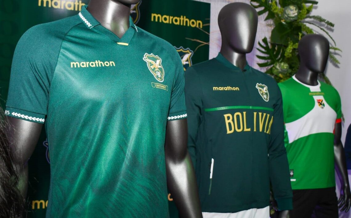 La casaca oficial del centenario de la FBF (izq.) que fue presentada este viernes en La Paz.