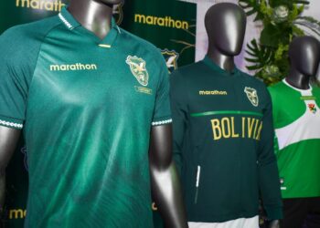 La casaca oficial del centenario de la FBF (izq.) que fue presentada este viernes en La Paz.
