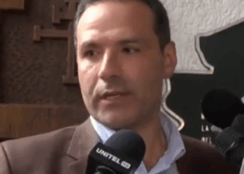 El vicepresidente del Comité pro Santa Cruz, Agustín Zambrana, antes de ingresar a una reunión.