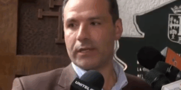 El vicepresidente del Comité pro Santa Cruz, Agustín Zambrana, antes de ingresar a una reunión.