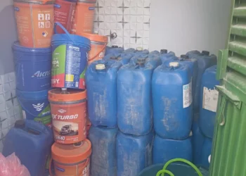 Los bidones para almacenar combustible.