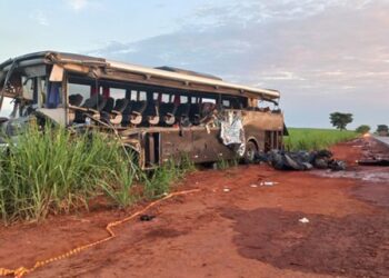 El bus chocó con un camión