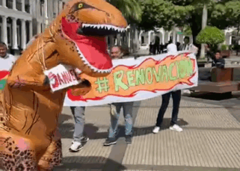 La protesta contra los dinosaurios de oposición.