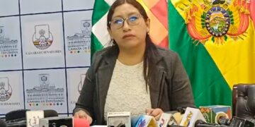 La presidenta de la Comisión de Constitución, Olivia Guachalla (MAS), brinda una conferencia de prensa.