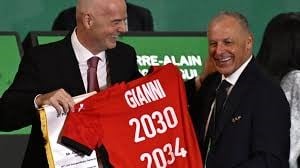 El presidente de la Federación Egipcia de Fútbol, Hany Abo Rida, regala una camiseta a Gianni Infantino.