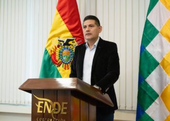 El presidente de ENDE, Mauricio Arevey, en conferencia de prensa.
