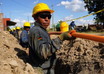 Trabajadores instalan una red de gas en la región de Santa Cruz.