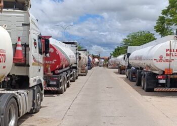 Filas por combustibles en Santa Cruz.
