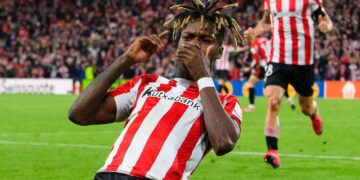 Nico Williams celebra uno de los dos goles que marcó.