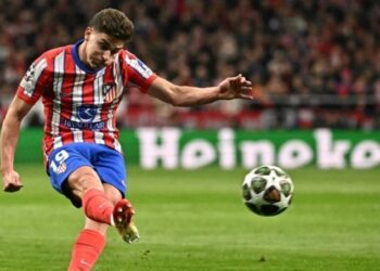 Julián Álvarez al momento de ejecutar el penal polémico.